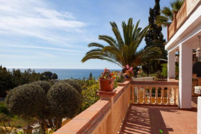 Lovely house a few steps to the beach with sea view